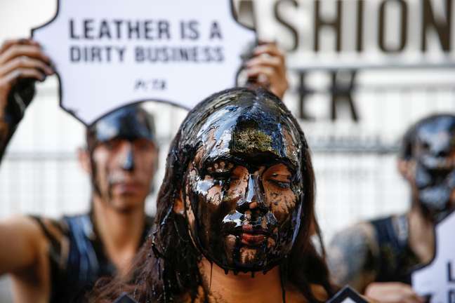 Ativistas protestam na entrada da Semana de Moda de Londres 
13/09/2019
REUTERS/ Henry Nicholls
