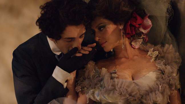 Capitu adulta (Maria Fernanda Cândido) e Bento Santiago (Michel Melamed) na série da Globo inspirada na obra de Machado de Assis