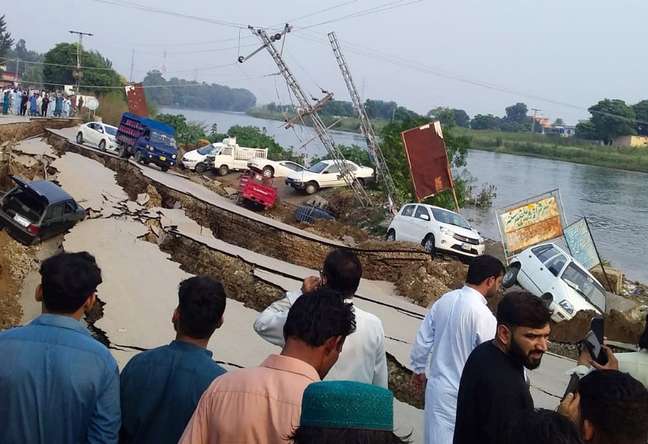 Pessoas observam destruição provocada por terremoto em Mirpur, no Paquistão
24/09/2019
REUTERS/Stringer