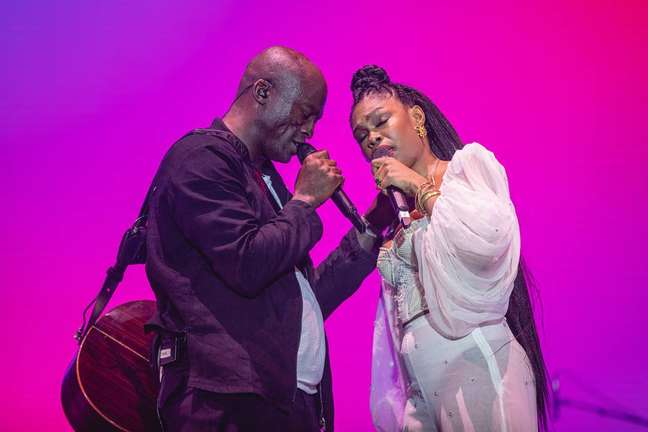 A cantora Xênia França durante apresentação com o cantor inglês Seal
