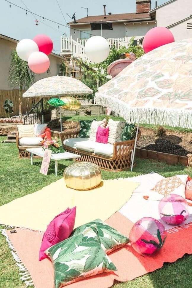 11. Decoração de piquenique com almofadas divertidas e balões coloridos – Foto: HappyShappy
