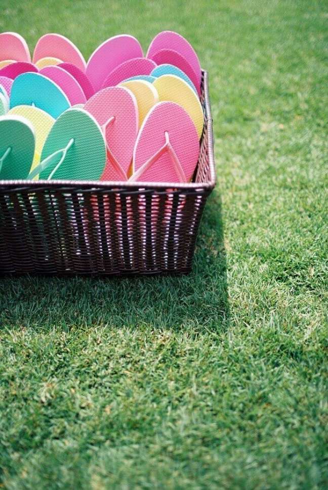 31. Cesta de piquenique com chinelos coloridos para os convidados – Foto: Assetproject