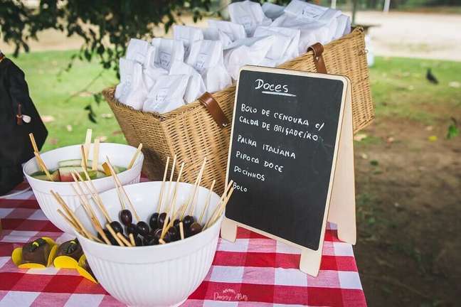 33. Cesta de piquenique com lembrancinhas e vasilhas com frutas para festa de picnic – Foto: Danny Alves Fotografias