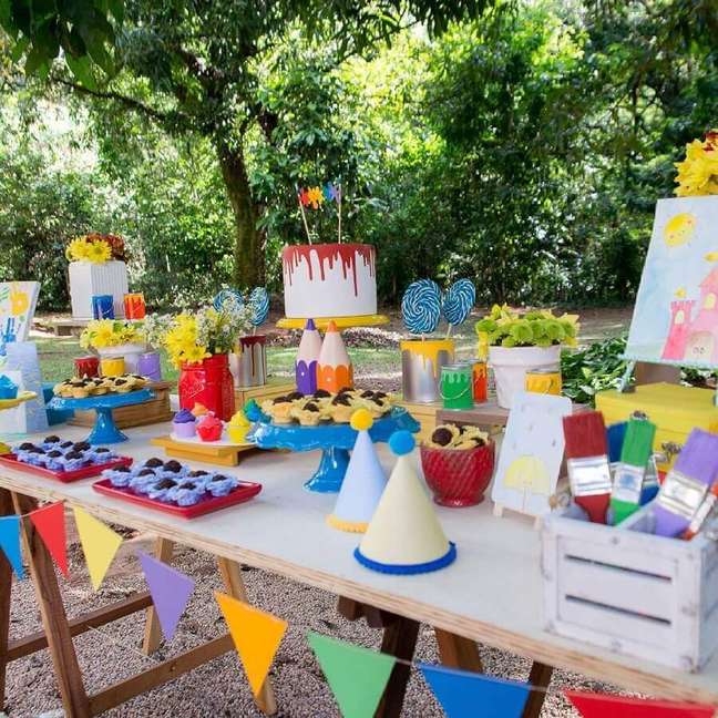 41. Decoração colorida para festa de aniversário piquenique infantil – Foto: Natália Escudeiro