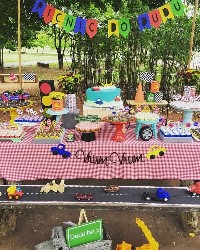 44. Festa de aniversário piquenique infantil decorada com toalha xadrez vermelha e detalhes de carrinho – Foto: Roseli Sato