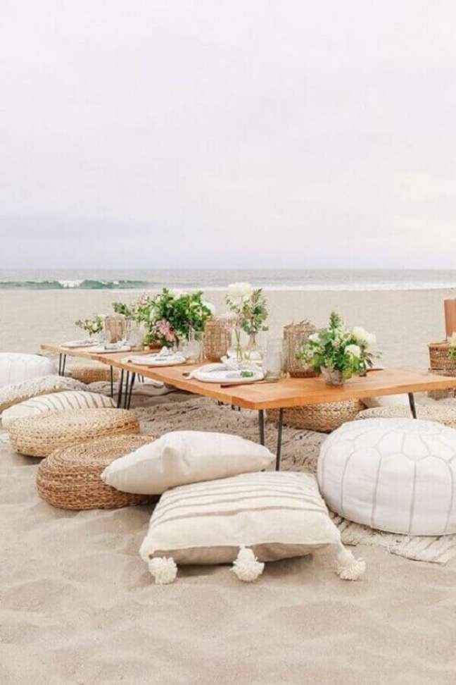 59. Decoração rústica para festa piquenique na praia com mesa baixa e almofadas – Foto: Pinterest