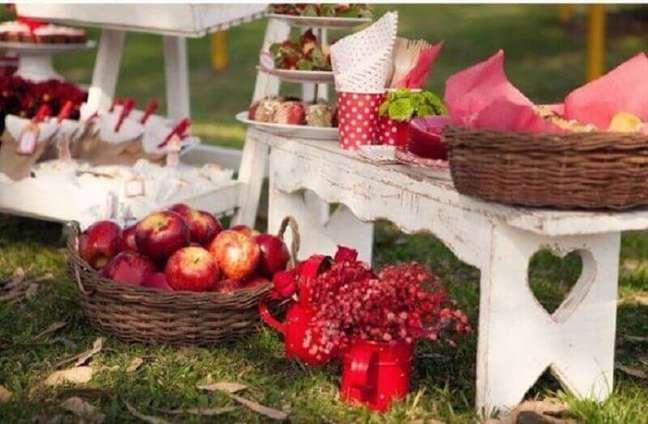 65. Leve cesta de piquenique repletas de frutas para a sua festa – Foto: Casa e Festa