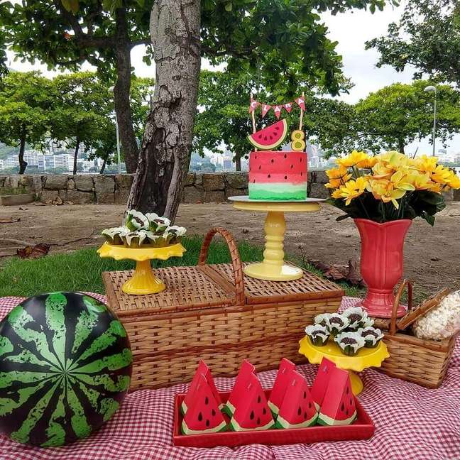 68. A cesta de piquenique também pode ajudar a compor a decoração do aniversário – Foto: Daniela Pontes