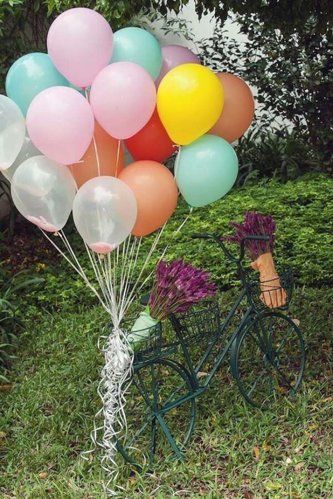 72. Festa piquenique decorada com arranjo de balões presos em bicicleta – Foto: Vestida de Mãe