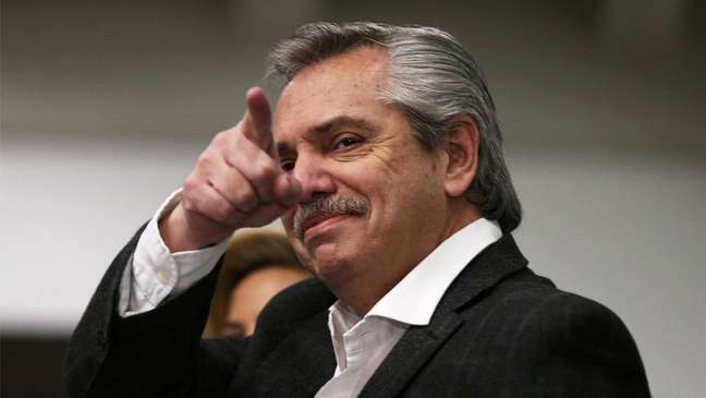 Criticado por Bolsonaro, o peronista Alberto Fernandez está na dianteira da disputa presidencial da Argentina