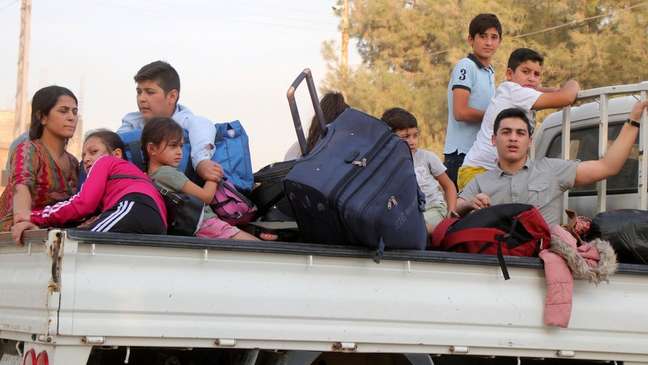 Ativistas dizem que dezenas de milhares de pessoas fugiram de cidades ao longo da fronteira entre a Síria e a Turquia