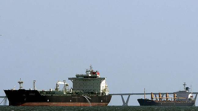 Com a queda nas exportações, a Venezuela está armazenando petróleo em navios-tanque ancorados em suas águas