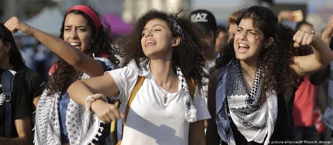 Jovens libanesas mostram força durante protestos antigoverno