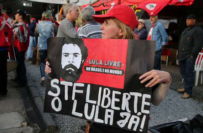 Apoiador do ex-presidente do Brasil, Luiz Inácio Lula da Silva, é visto do lado de fora da sede da Polícia Federal, onde Lula cumpre pena de prisão, em Curitiba, Brasil, em 25 de junho de 2019 