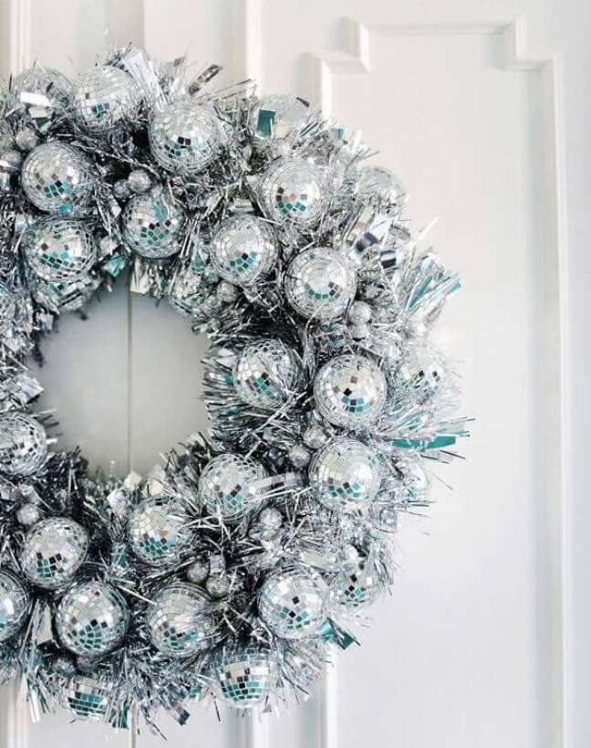 21. Enfeite de porta para natal feito com bolas prateadas. Fonte: Pinterest