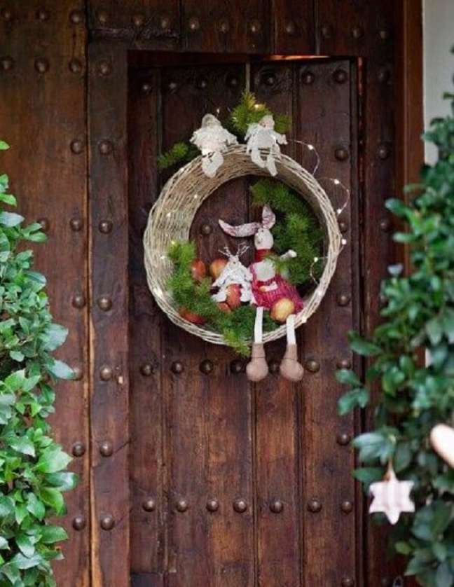 26. Enfeite de natal para porta de madeira. Fonte: Pinterest