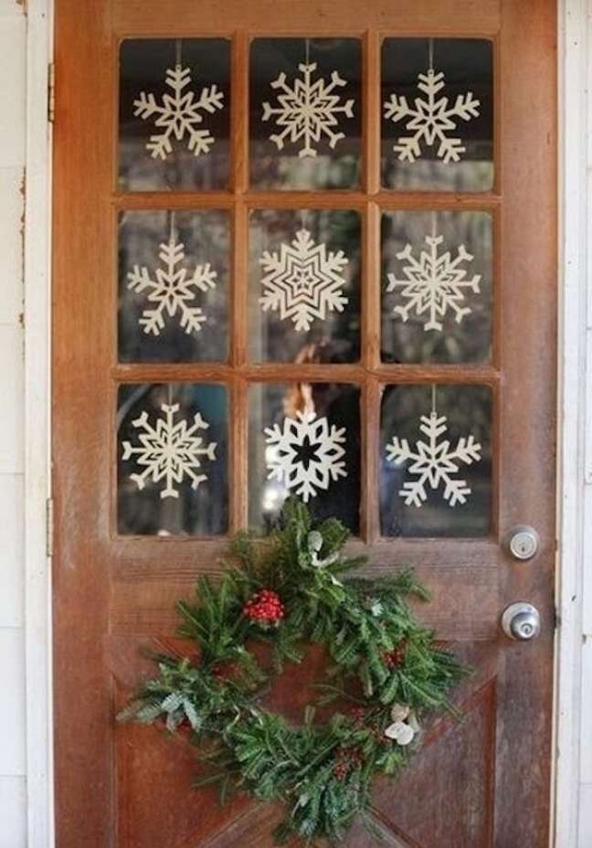33. Enfeite de natal para porta feito com ramos e flocos de neve. Fonte: Casa e Festa