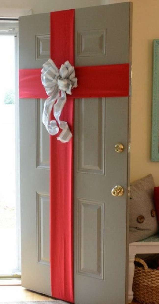 36. Enfeite de natal para porta feito com laço de fita. Fonte: For Creative Juice