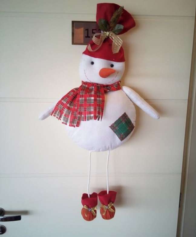 37. Enfeite de natal para porta feito boneco de neve. Fonte: Elo7