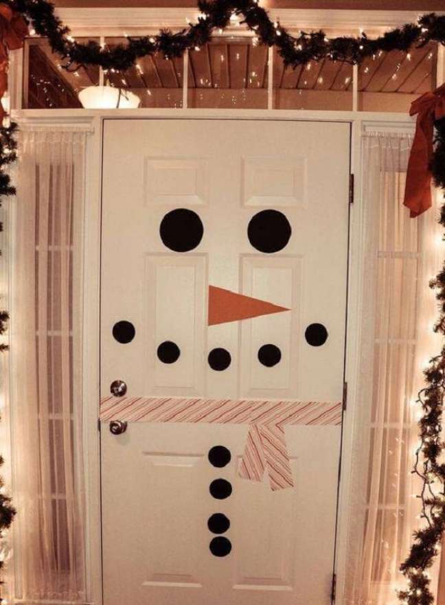 42. Enfeite de natal para porta feita com adesivo. Fonte: Pinterest