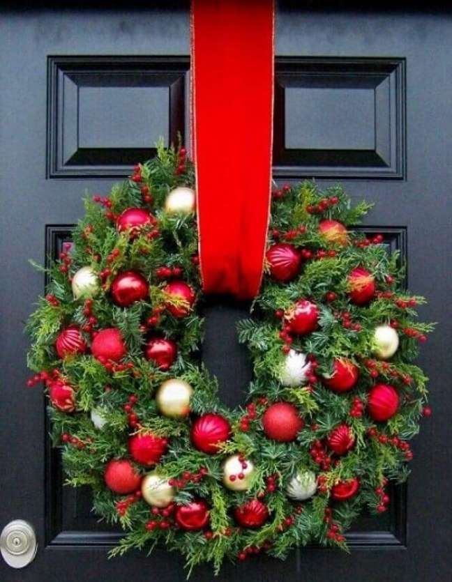 43. Enfeite de natal para porta feita ramos e bolas natalinas. Fonte: Pinterest
