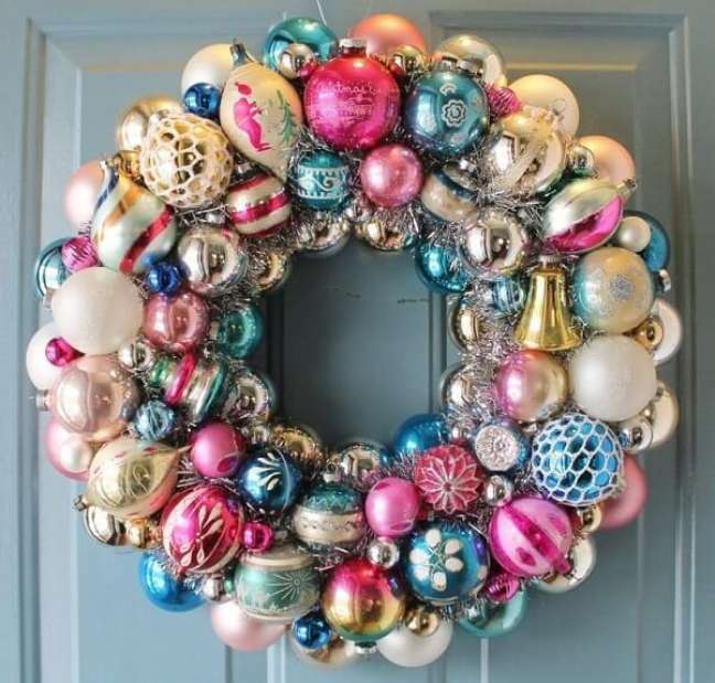 40. Enfeites de natal para porta feitos com bolas decorativas. Fonte: Pinterest