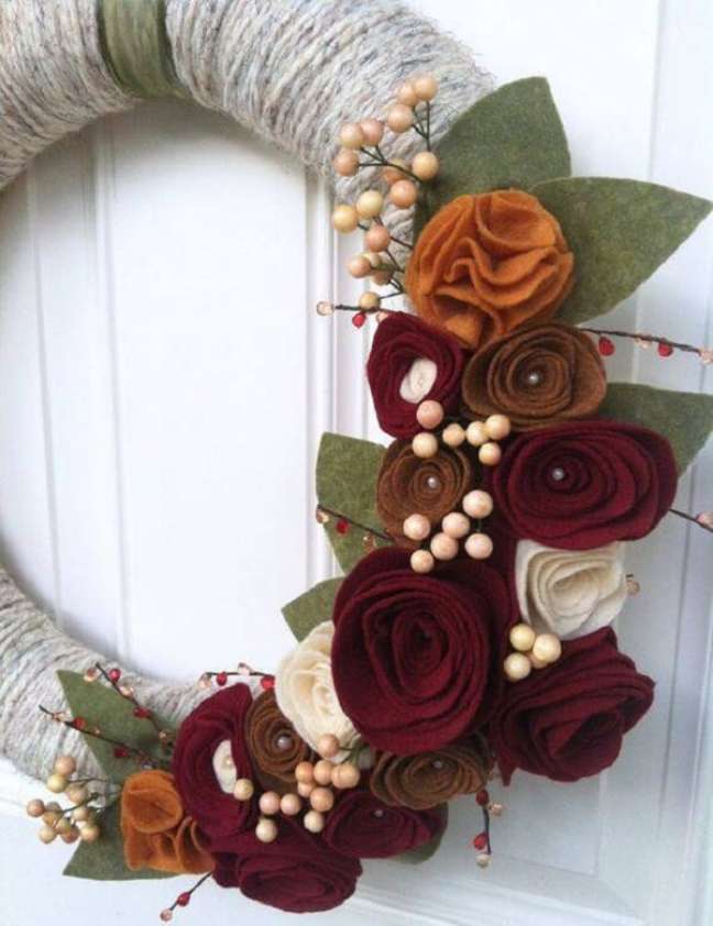 46. Enfeite de natal para porta feito com tecido de feltro. Fonte: Pinterest