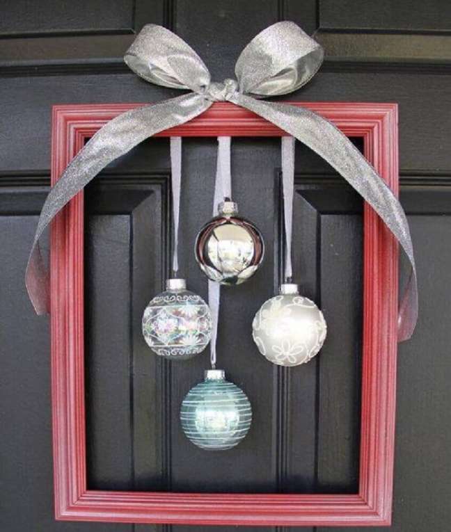 7. Enfeite de natal para porta feito com moldura de quadro. Fonte: Pinterest