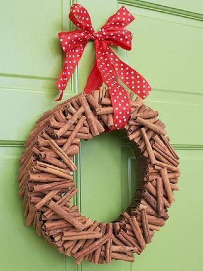 56. Enfeite de natal para porta feito com canela em pau. Fonte: Pinterest
