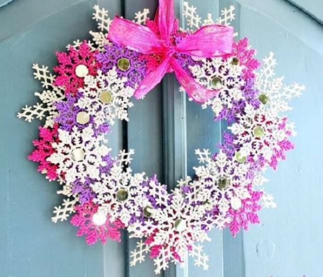 57. Enfeite de natal para porta feito com flocos de neve. Fonte: Pinterest