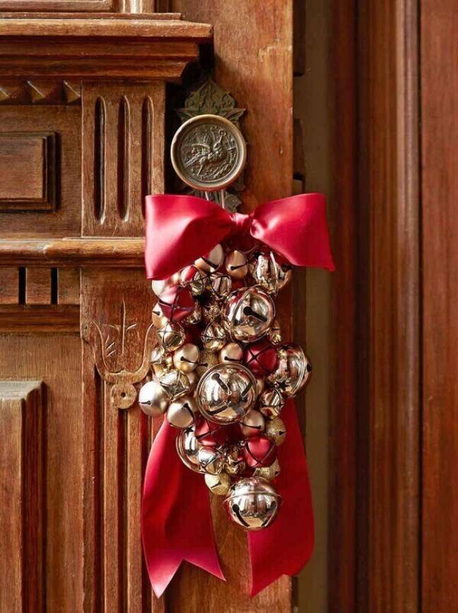66. Enfeite de natal para porta feito fixado na maçaneta. Fonte: Pinterest