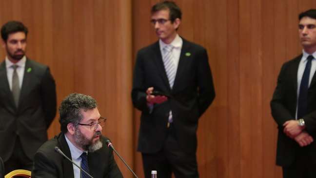 O ministro das Relações Exteriores, Ernesto Araújo, fez anúncios sobre investimentos ao lado de Onyx Lorenzoni