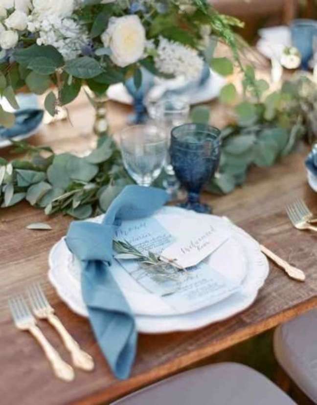 7. Guardanapo de tecido para casamento combinando com a decoração azul – Por: Wedding Mira Blog