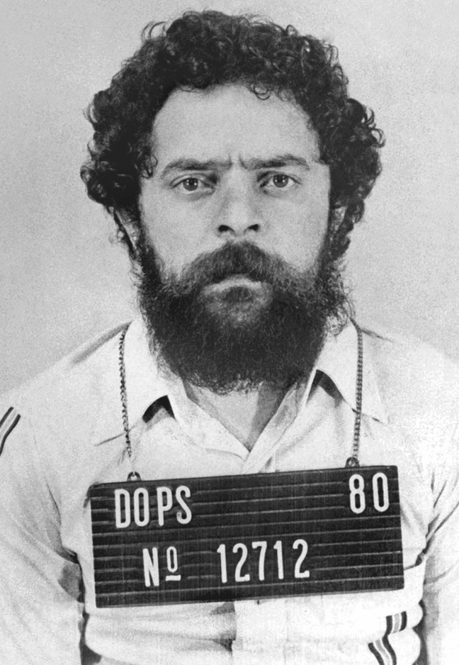 Lula fichado pelo Departamento de Ordem Política e Social (Dops), onde ficou preso por 31 dias em 1980
