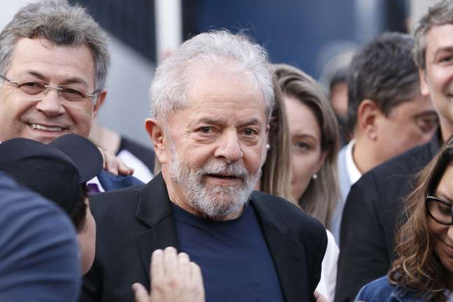 O ex-presidente Lula deixa a sede da Polícia Federal em Curitiba (PR), nesta sexta-feira (08)