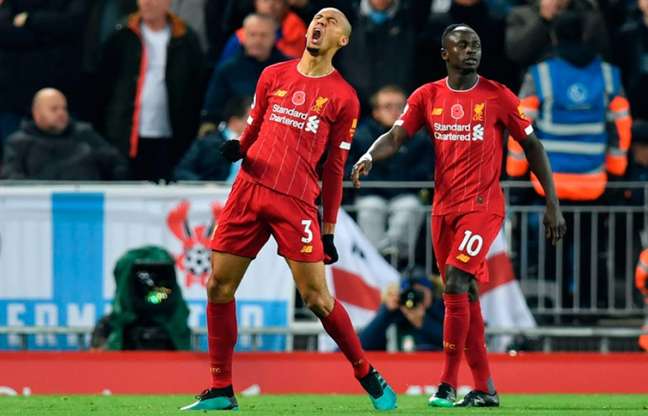 Fabinho marcou o primeiro gol do Liverpool neste domingo (Foto: PAUL ELLIS/AFP)