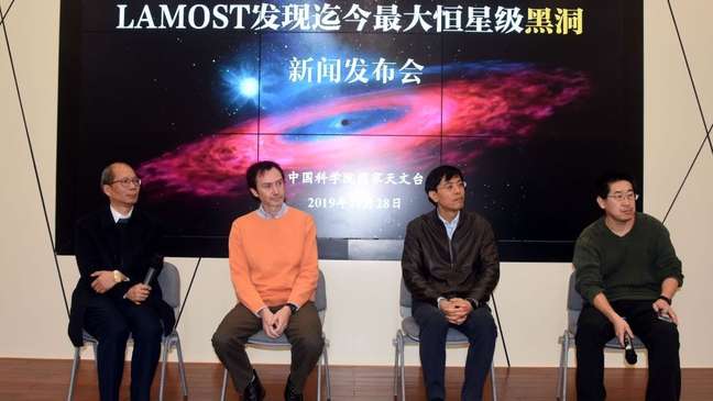 Pesquisadores que contribuíram para a publicação científica respondem a perguntas na apresentação da descoberta no Observatório Astronômico Chinês.