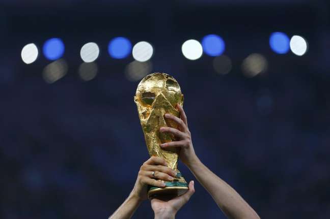 Jogadores da Alemanha erguem taça da Copa do Mundo após a final contra Argentina no Maracanã
13/07/2014
REUTERS/Damir Sagolj