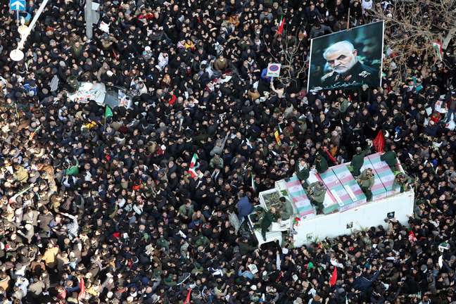 Caixões de Qassem Soleimani e outros que foram mortos pelo ataque norte-americano em Bagdá são transportados cercados por milhares de iranianos durante procissão de seu funeral
06/01/2020
Gabinete de Khamenei/Divulgação via REUTERS
