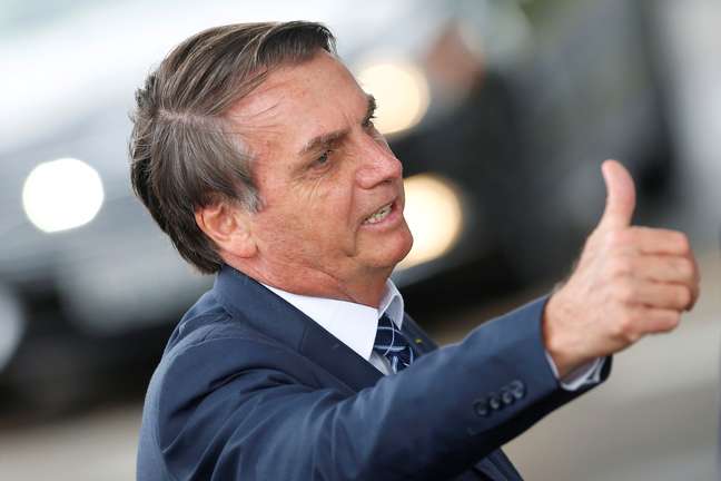 Presidente Jair Bolsonaro gesticula ao sair do Palácio da Alvorada