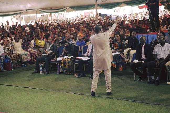 O pastor Boniface Mwamposa durante um culto