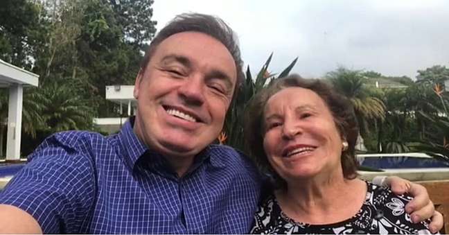 Gugu com dona Maria do Céu em vídeo postado pelo apresentador no Dia das Mães de 2019
