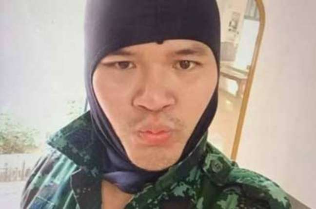 O soldado Jakrapanth Thomma é o principal suspeito de ter matado 12 pessoas na Tailândia e transmitido o crime através de suas redes sociais