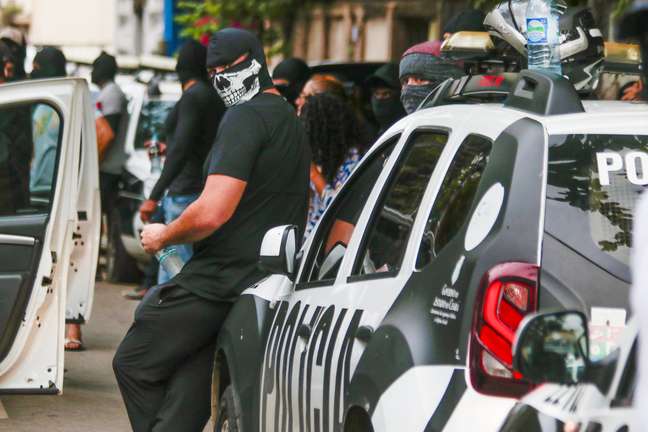 Policiais militares encapuzados e sem farda se reúnem em protesto na cidade de Fortaleza, na quarta-feira (19)