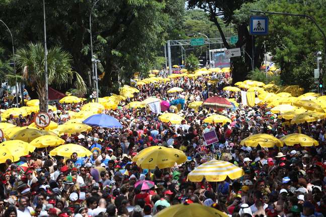 Multidão acompanha Galo da Madrugada em São Paulo.
