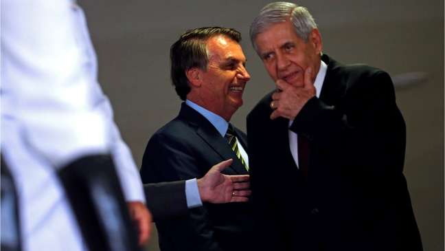 Jair Bolsonaro e Augusto Heleno em foto de dezembro; ministro-chefe do GSI, o general foi flagrado acusando os congressistas de tentarem 'chantagear' o governo