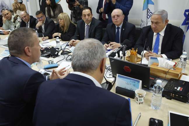 Primeiro-ministro de Israel, Benjamin Netanyahu, conduz reunião de avaliação sobre o coronavírus no Ministério da Saúde, em Tel Aviv
23/02/2020
Jack Guez / Pool via REUTERS
