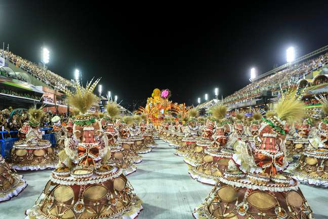 Ala das baianas da Viradouro veio representando as ganhadeiras quituteiras, que vendiam iguarias, quitutes e doces típicos
