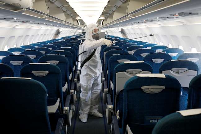 Homem aplica desinfetante em aeronave, dentro dos esforços para conter disseminação do coronavírus. 21/2/2020. REUTERS/Kham