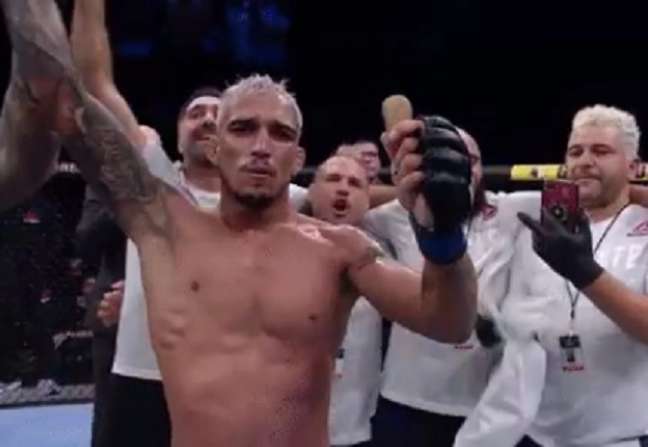 Charles do Bronx chegou ao sétimo triunfo seguido dentro do UFC e quer o title shot (Foto: Reprodução/Twitter)